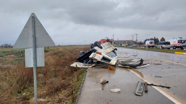 Çivril'de devrilen minibüsteki 2 kişi yaralandı