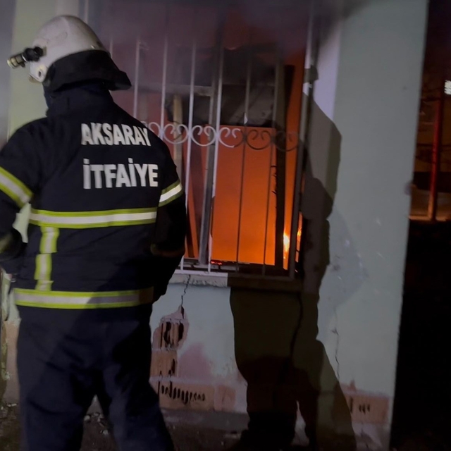 Aksaray'da müstakil ev alev alev yandı