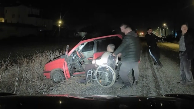 Araç şarampolde, engelli sürücü de araçta mahsur kaldı
Kaza yapan engelli sürücüyü olay yerine gelen arkadaşları kurtardı