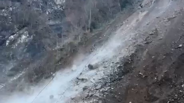 Rize'de köy yolunda heyelan kamerada