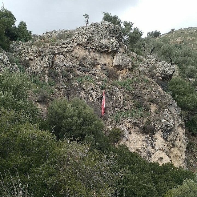 Kayalıklara takılan Türk bayrağını tereddüt etmeden kurtardı