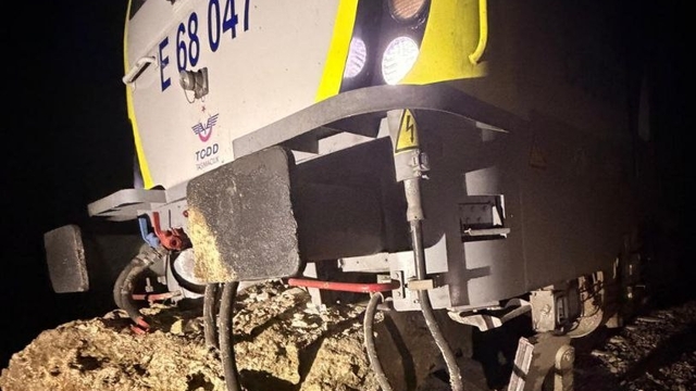 Balıkesir'de yolcu treninin lokomotifi, düşen kaya parçası nedeniyle raydan çıktı