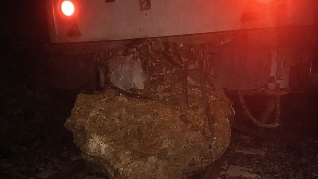 Düşen kaya treni raydan çıkardı, yolcular otobüslerle nakledildi