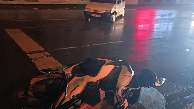 Samsun'da kamyonet ile motosikletin karıştığı kaza anı güvenlik kamerasına yansıdı