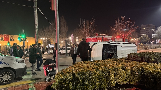 Gaziantep'te hafif ticari araç ile otomobilin çarpıştığı kazada 3 kişi yaralandı