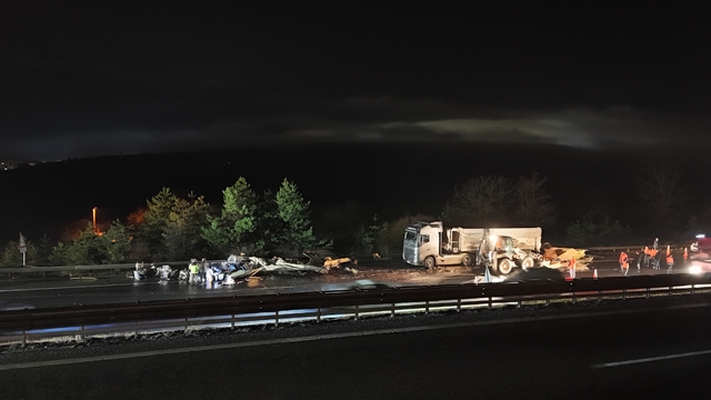 Otoyolda kamyon ile TIR’ın çarpıştığı kaza nedeniyle ulaşım aksadı: 1 yaralı