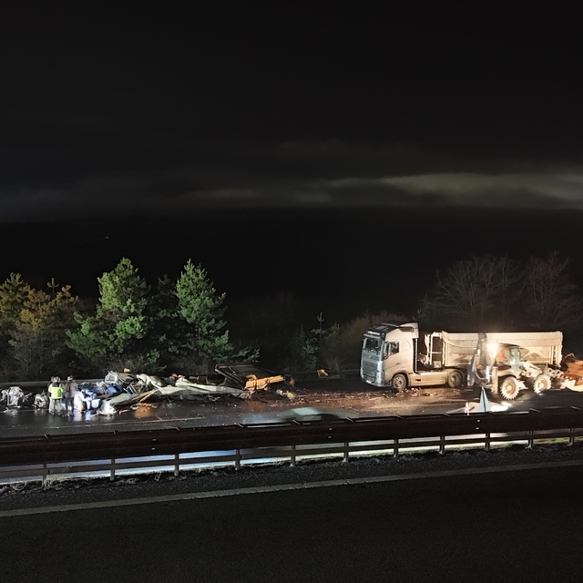 Otoyolda kamyon ile TIR'ın çarpıştığı kaza nedeniyle ulaşım aksadı: 1 yaral...