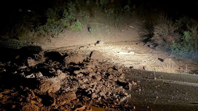 Bolu'da yağmur heyelana neden oldu, ilçe yolu ulaşıma kapandı