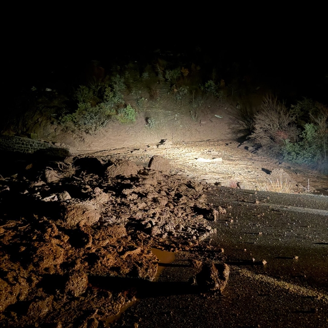 Bolu'da yağmur heyelana neden oldu, ilçe yolu ulaşıma kapandı