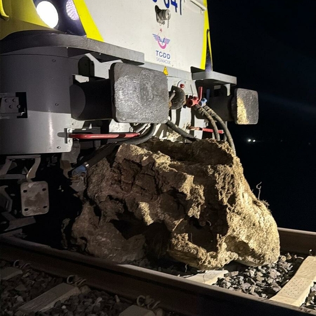 Savaştepe'de yolcu treninin lokomotifi, düşen kaya nedeniyle raydan çıktı