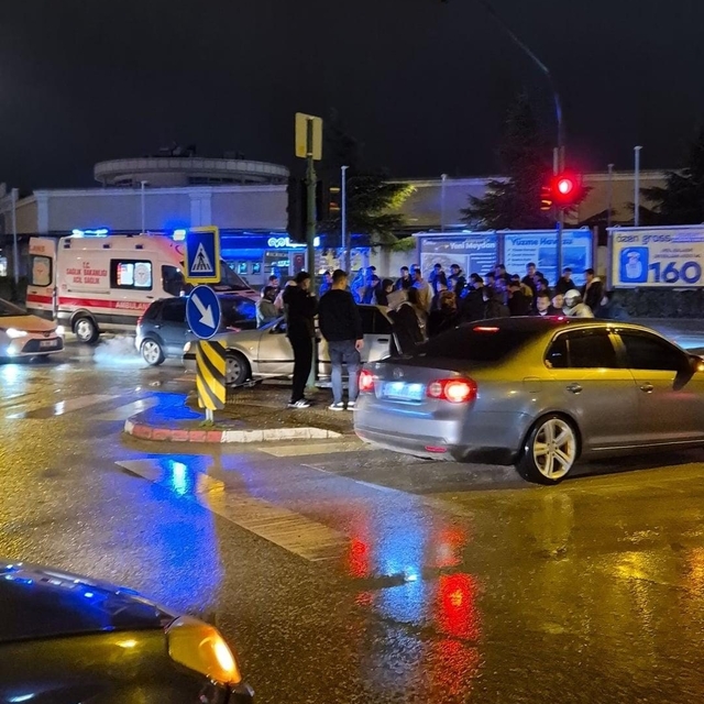 Bursa'da otomobil yayalara çarptı: 1 yaralı