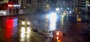 Kurye ile hafif ticari aracın çarpıştığı kaza kamerada; 1 yaralı