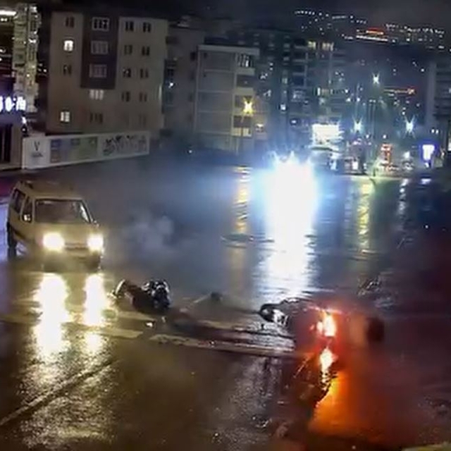 Kurye ile hafif ticari aracın çarpıştığı kaza kamerada; 1 yaralı