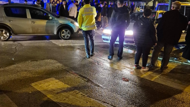 Kontrolden çıkan otomobil yayalara çarptı