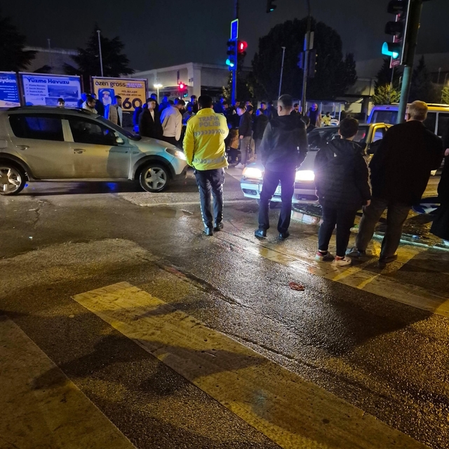 Kontrolden çıkan otomobil yayalara çarptı