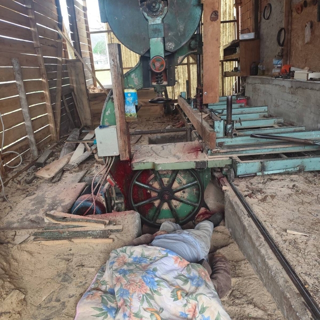 Başı şerit testereye sıkışmış halde ölü bulundu