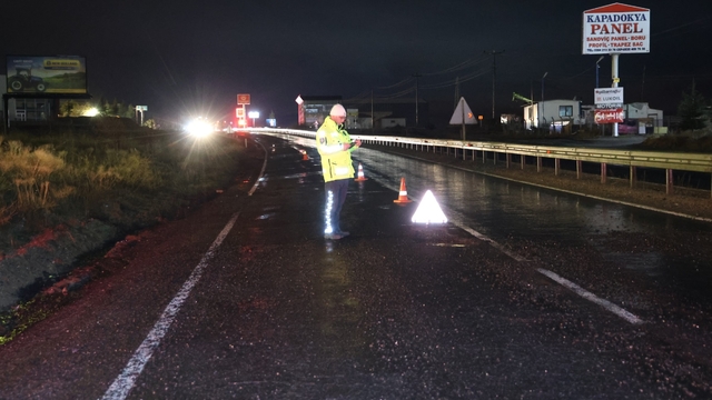 Otogar kavşağındaki çukurlar 5 aracı yolda bıraktı
Sivas Valisi'nin bulunduğu makam aracının da lastikleri patladı