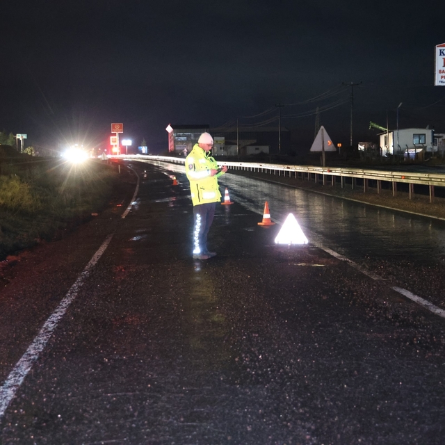 Otogar kavşağındaki çukurlar 5 aracı yolda bıraktı
Sivas Valisi'nin bulundu...