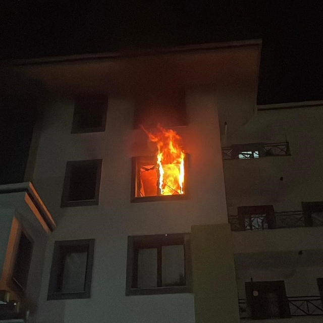 Tartıştığı annesine kızıp daireyi ateşe verdi: 10 kişi dumandan etkilendi
Y...