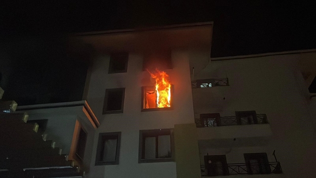 Tartıştığı annesine kızıp daireyi ateşe verdi: 10 kişi dumandan etkilendi
Yangın nedeniyle binadaki dairelerinde mahsur kalanlar itfaiyenin uzattığı merdivenle kurtarıldı