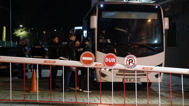 İzmir'in Buca Belediyesi'ne operasyon: 26 şüpheli adliyede