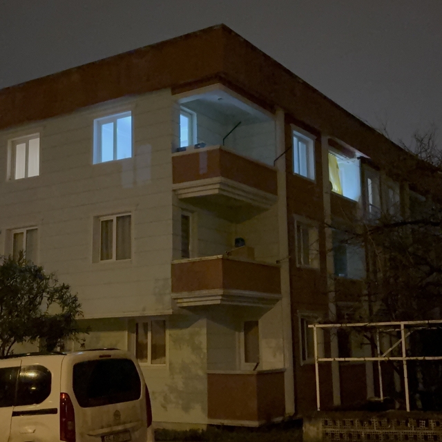 Telefonla yüksel sesle konuşma kavgasında ablasını bıçaklayıp balkondan atl...