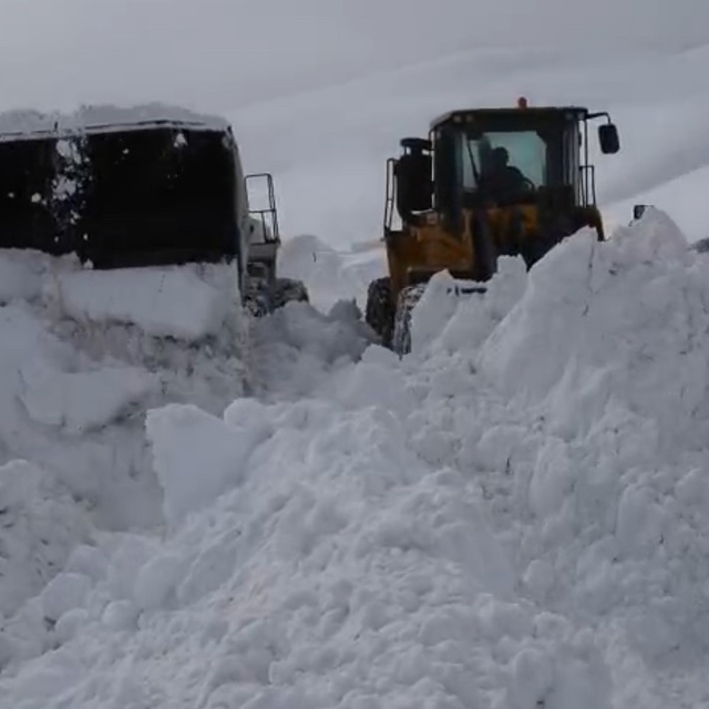 Hakkari'de karla mücadele: 143 yerleşim yerinin yolu ulaşıma açıldı