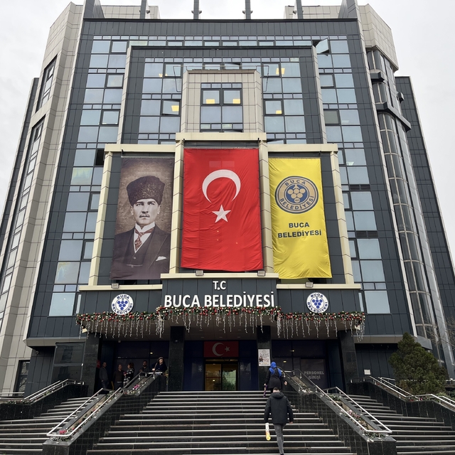 Buca Belediyesine operasyonda 26 şüpheli adliyede