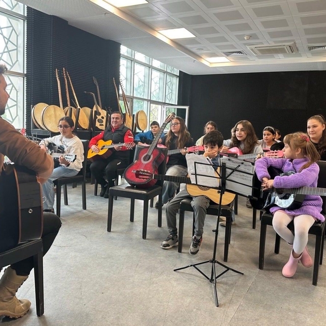 Bilecik Gençlik Merkezi'nde gitar kursu sürüyor