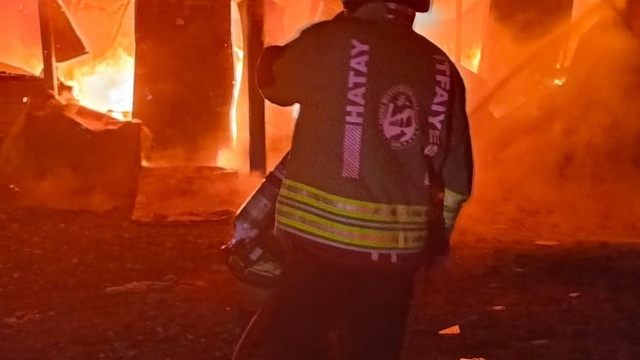 Depremde evleri yıkılan aile yangınla birlikte ikinci kez yuvasız kaldı