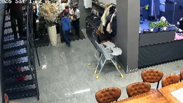 O anlar kamerada: Şefin Heimlich müdahalesi bebeği hayata bağladı