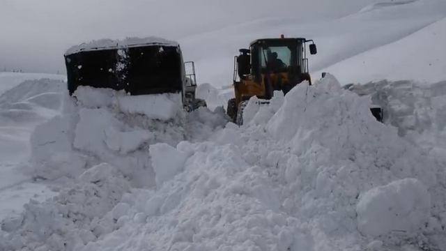 Hakkari'de karla mücadele: 143 yerleşim yerinin yolu ulaşıma açıldı