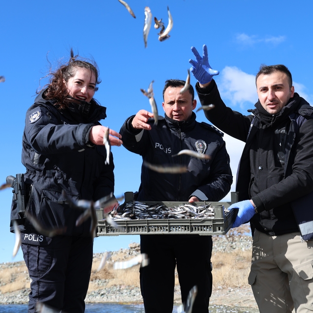Doğu'nun gizli denizinde şefkat eli: Polis ekipleri martı ve tavşanları unu...