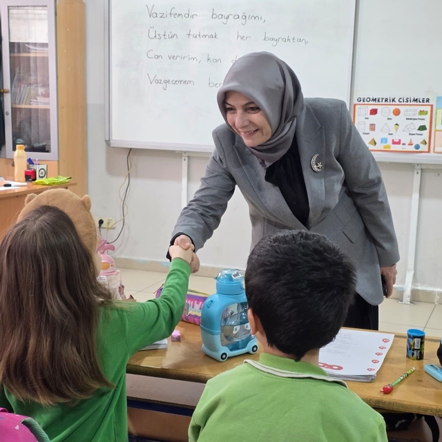 Öğrencilerle bayrak temalı derste buluştu