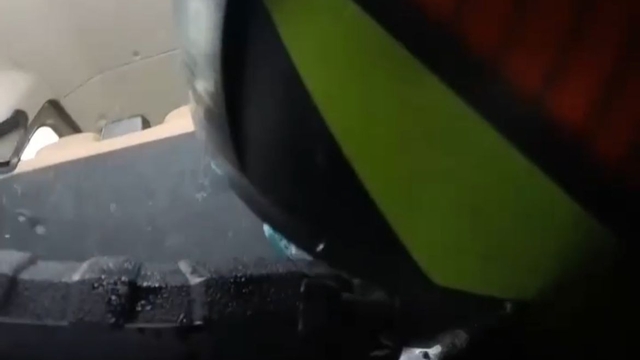 Motosiklet sürücüsü, kazada hafif ticari aracın camından içeri girdi