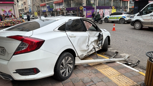 Mardin'de otomobiller çarpıştı: 2 yaralı