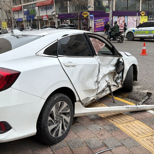 Mardin'de otomobiller çarpıştı: 2 yaralı