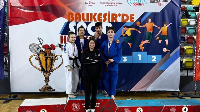 Balıkesir Büyükşehir'in sporcuları güreş ve judoda 18 madalya topladı