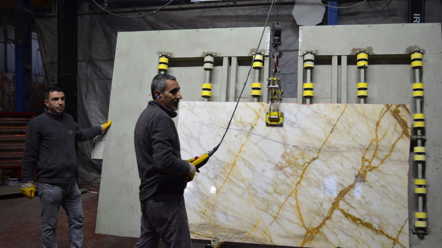 Elazığ'da işlenerek katma değer kazandırılan mermerin yüzde 75'i dünyaya satılıyor