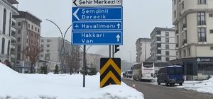 Yüksekova'da uçak seferlerine kar ve sis engeli