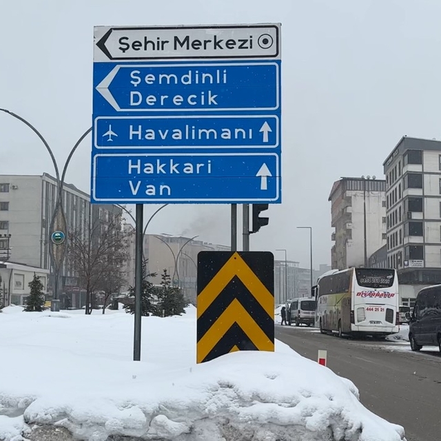 Yüksekova'da uçak seferlerine kar ve sis engeli