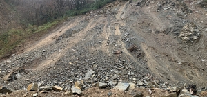Kapalı köy yolunda heyelan temizliği