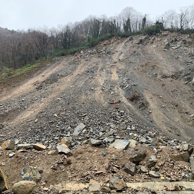 Kapalı köy yolunda heyelan temizliği