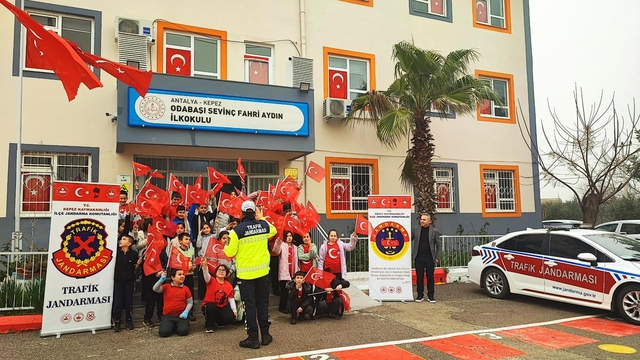 Antalya'da okul çevreleri ve öğrenci servisleri denetlendi