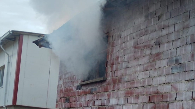 Selendi'de bir yıllık emek dakikalar içinde kül oldu
Yanan 2 katlı ahşap evin deposundaki yaklaşık 3 ton tütün zarar gördü