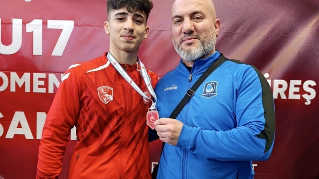 Yerlikaya'dan madalyasını alan genç güreşçi Manisa'ya gurur yaşattı