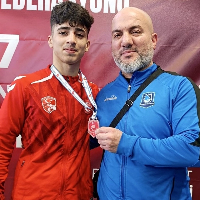 Yerlikaya'dan madalyasını alan genç güreşçi Manisa'ya gurur yaşattı