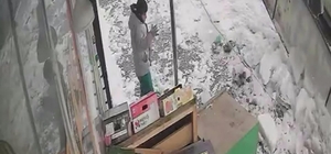 Çatıdan düşen kar kütlesinden saniyeler ile kurtuldu