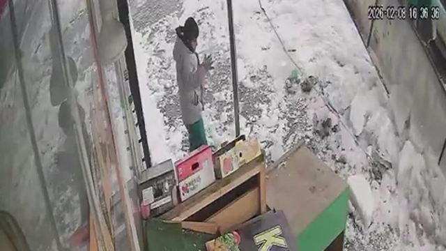 Çatıdan düşen kar kütlesinden saniyeler ile kurtuldu