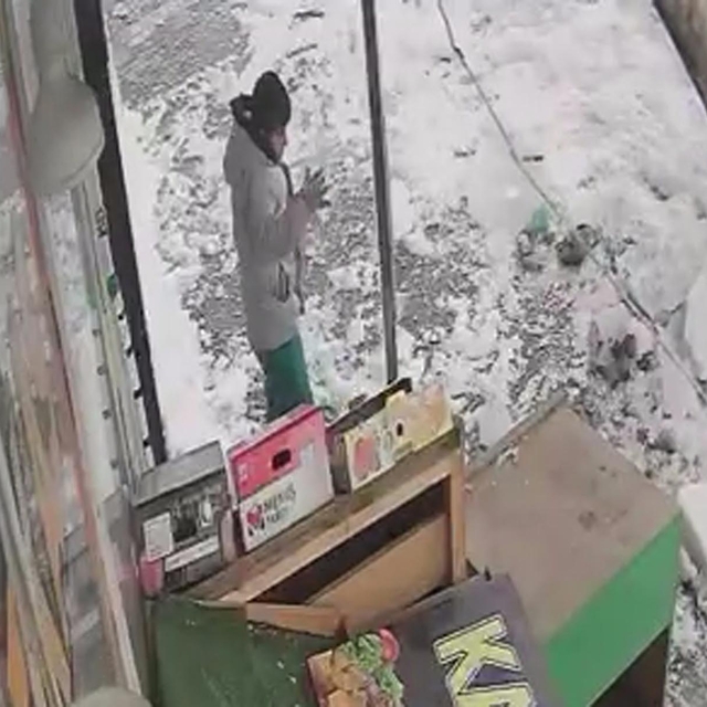 Çatıdan düşen kar kütlesinden saniyeler ile kurtuldu